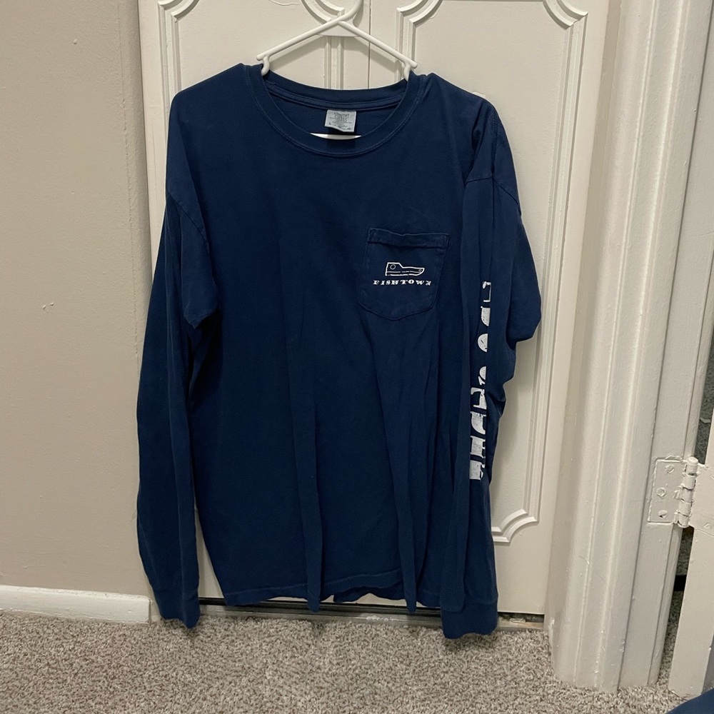 Long sleeve tee.
